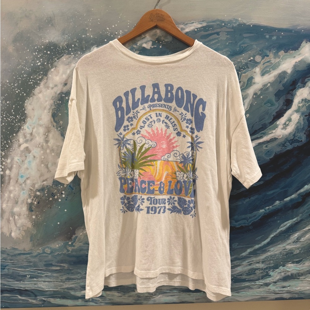 Super cute billabong t-shirt! PERFECT for summer. ☀️